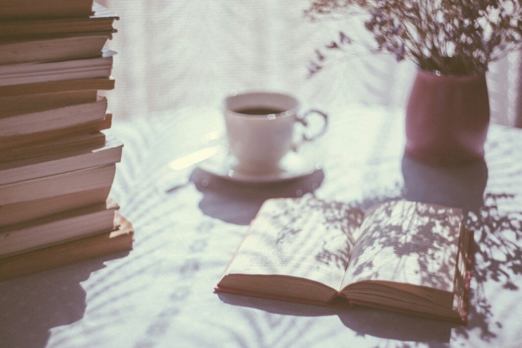 Старі книги та кава