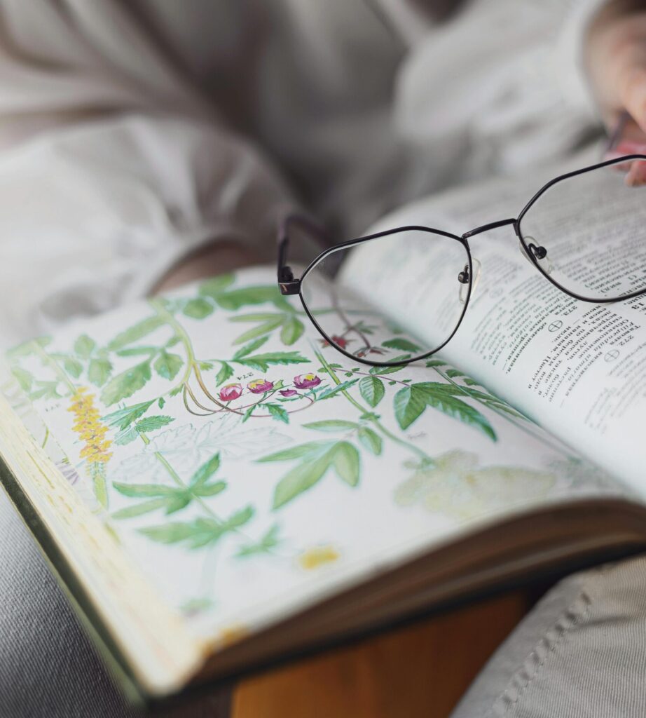 Книга із зображенням рослин
