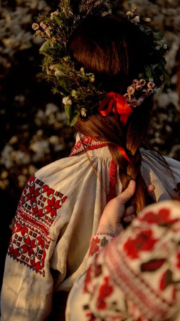 Дівчата у вишиванках заплітають коси